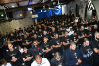 بالصور: توزيع قمصان موحدّة على المصلين في مسجد السكسك بمناسبة رمضان